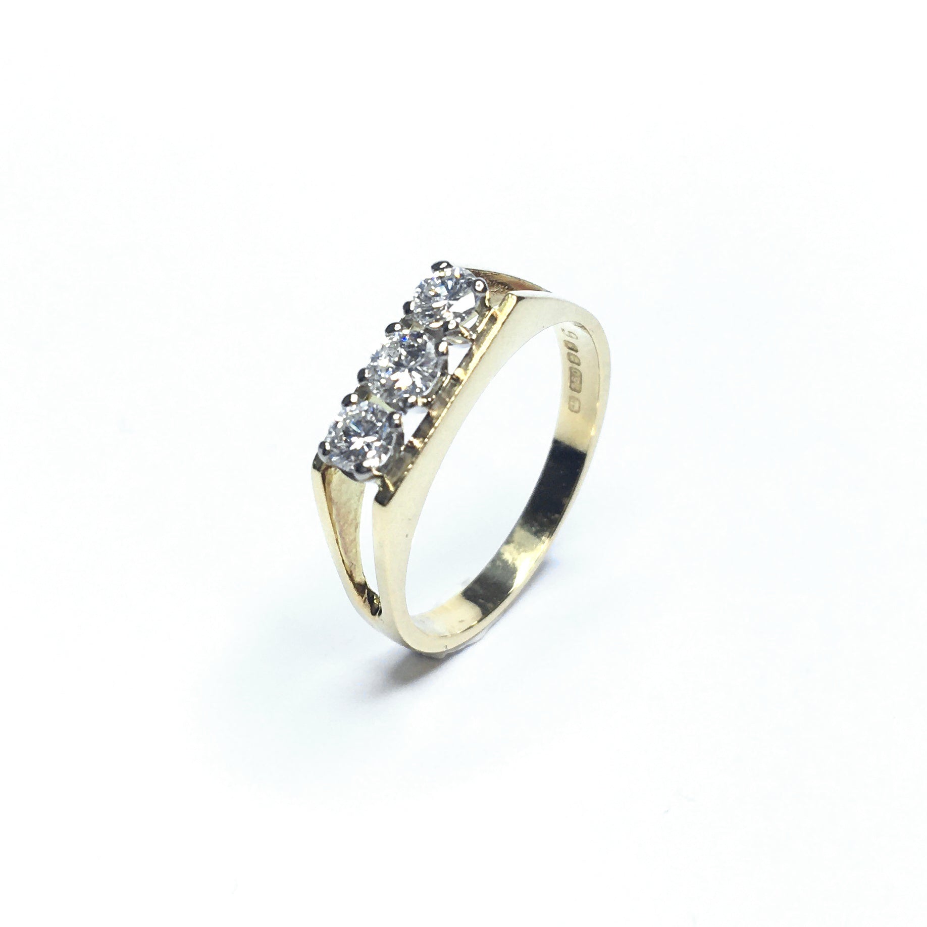 Second Hand 18ct Yellow Gold 3 Stone Diamond Ring